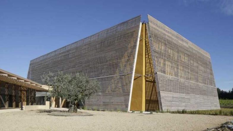 Eine mit Strohballen isolierte Holzkonstruktion, die Platz für 1000 Personen bietet: Das Kulturzentrum in Mazan, Frankreich, von De-So Architects und Gaujard Technologie.