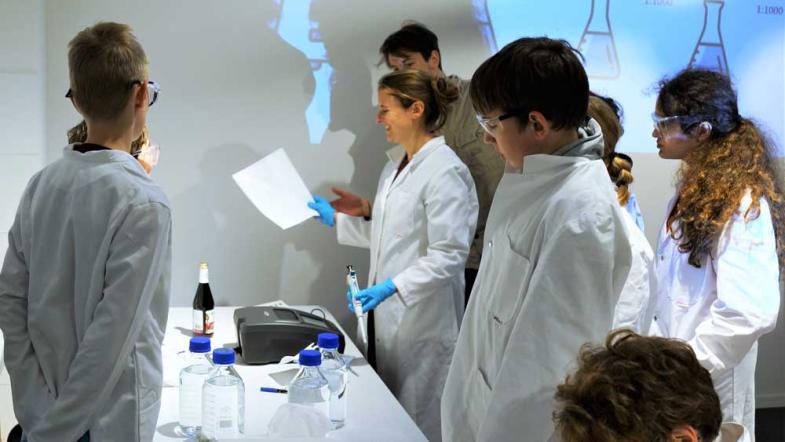 Kinder als Wissenschaftler gekleidet