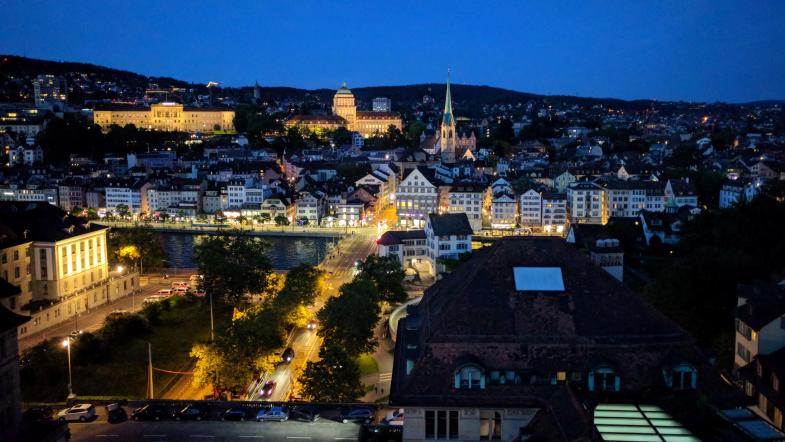 Zürich beim Eindunkeln mit vielen beleuchteten Gebäuden