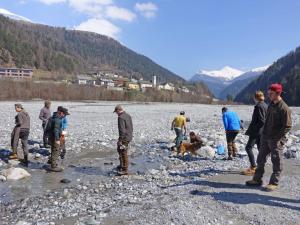 Menschen suchen im Flussbett nach Müll